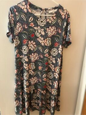 LOFT Floral Short Sleeve Swing Dress in Slate Gray with Pink & Red Flowers